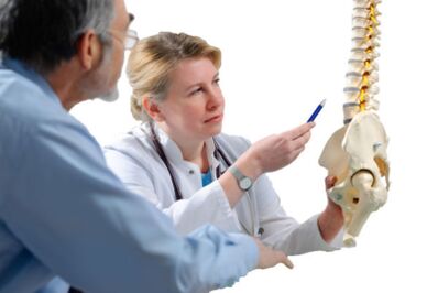 Le médecin consulte le patient sur les signes d'ostéochondrose du rachis thoracique