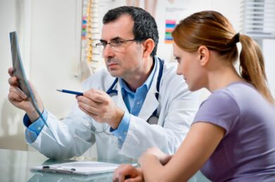 Si les premiers signes d'ostéochondrose de la région thoracique apparaissent, il est recommandé de consulter immédiatement un médecin