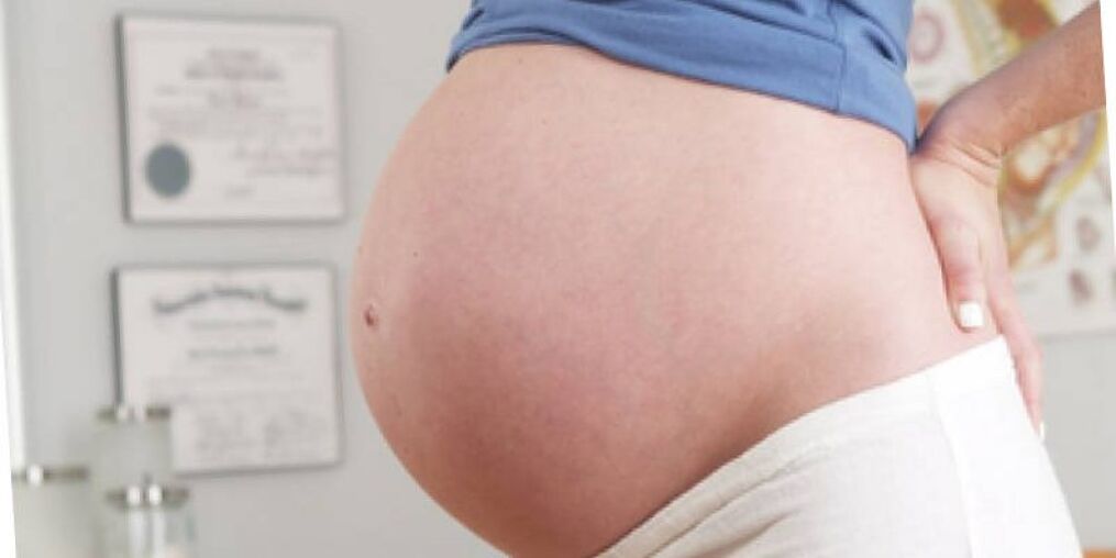 Pendant la grossesse, les femmes ressentent souvent des maux de dos au niveau de la région lombaire. 
