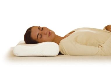 Il est utile pour les patients atteints d'ostéochondrose cervicale de dormir sur un oreiller orthopédique